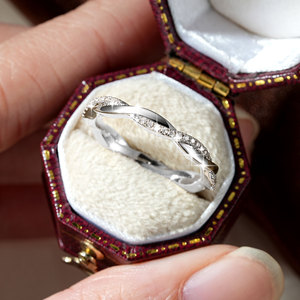 แหวนมอสซาไนต์ 0.22 กะรัต รับรองโดย VVS1 GRA ประดับแบบ Pave Set ลายไขว้ ตัวเรือนทองแดงชุบทอง 14K สำหรับผู้หญิง สวมใส่ได้ในโอกาสสบายๆ - Product Image 3