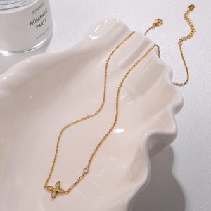 Collar de Oro con Cristal en Forma de Cruz, Engaste Biselado, Joyería para Mujer de Uso Diario - Product Image 3