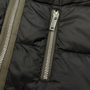 Veste matelassée légère et ample noire à capuche entièrement zippée personnalisée pour hommes – Vente en gros - Product Image 3