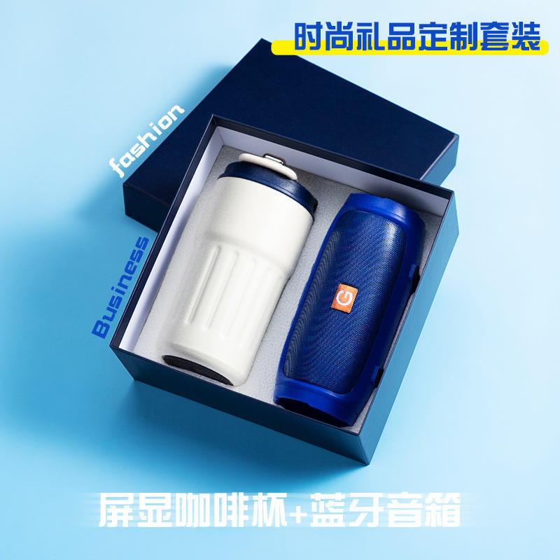 Ensemble deux pièces : tasse à café et haut-parleur de basses profondes bleu.