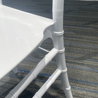Chaises Chiavari en résine blanche empilables monobloc démontables pour hôtels, fêtes, mariages, banquets et événements – Vente en gros
