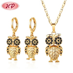 Ensemble de boucles d'oreilles et de colliers pour femmes et hommes en alliage de cuivre plaqué or 18 carats avec zircon, design hibou, pour mariage et fête - Product Image 1