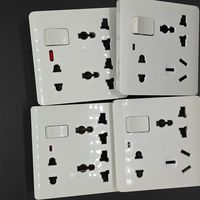 Prise murale universelle 3 prises CA 13A avec interrupteur à bouton 110V-250V en plastique