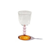 Tasse en verre à vin de couleur amusante soufflée à la main personnalisée verres à vin en verre à tige circulaire à blocage de couleur en borosilicate à vendre