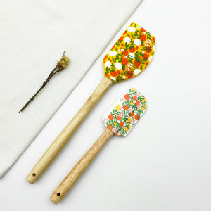 Bộ 2 Cây Vét Bột Silicon Họa Tiết Sành Điệu Thú Vị Bộ Có Tay Cầm Bằng Gỗ - Product Image 2