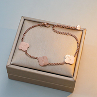 Bracelet Minimaliste en Calligraphie Arabe Trèfle, Bijou Islamique en Acier Inoxydable, Bracelet Délicat Trèfle Porte-Bonheur Plaqué Or pour Femme