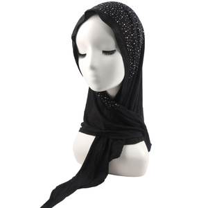 Nuevo Color sólido Triangular musulmán mujeres Hijab venta al por mayor Jersey Color liso con diamantes de imitación vestidos musulmanes Abaya e Hijab - Product Image 3