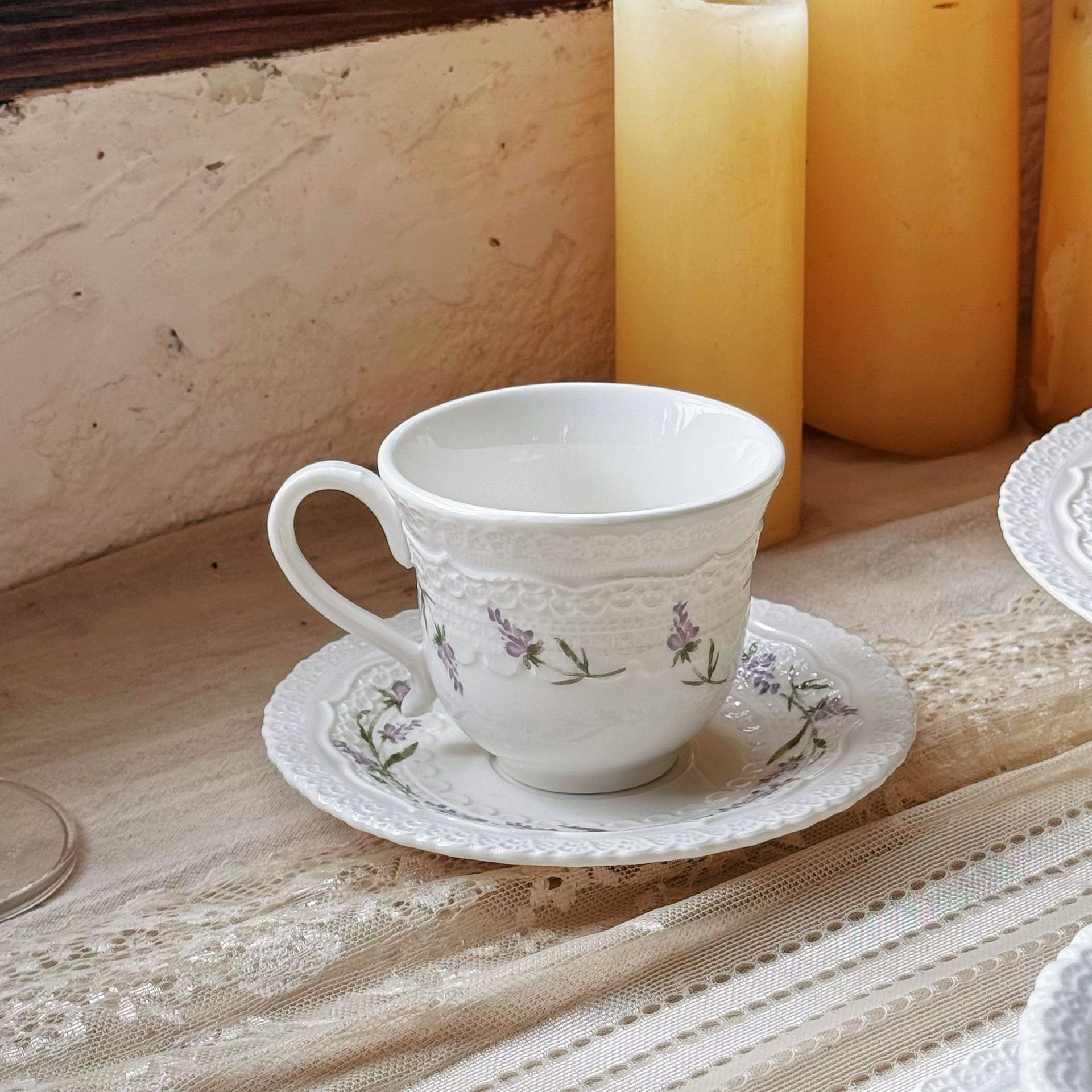 Tasse en relief Lavande Blanche 220ml, plat 15cm