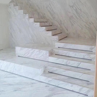 Dalle de marbre blanc pur Volakas Carreaux de sol et de marches d'escalier incurvées en pierre naturelle au design moderne pour les applications hôtelières