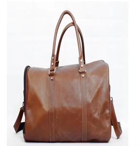 Sac polochon en cuir de qualité supérieure pour voyage Gym Weekender Unisexe grande capacité avec fermeture éclair sécurisée et sangle confortable - Product Image 4