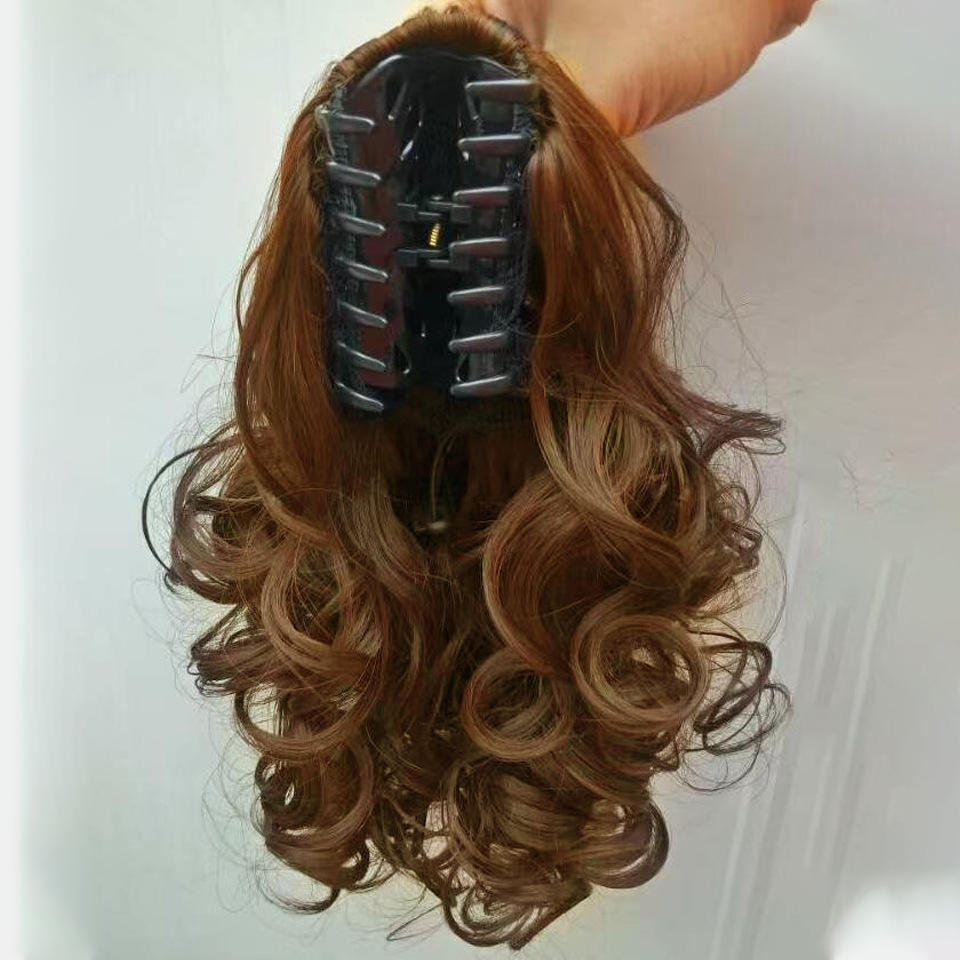 ผมหางม้าสั้นหยิก ติดกิ๊บใหญ่ [สีน้ำตาลอ่อน]