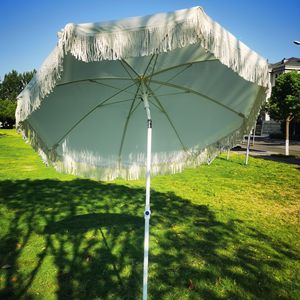 Venta al por mayor de sombrillas coloridas de moda jardín poste de aluminio con rotación sombrilla de playa con borlas - Product Image 2