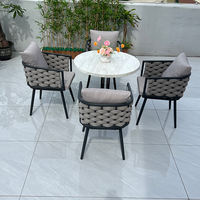 Ensemble de bistro d'extérieur de style français: table en marbre et chaises en rotin pour patio, jardin, café, balcon