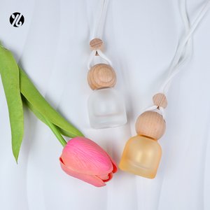 Venta al por mayor de madera colgante coche difusor de Aroma 10ml ambientador cubo coche colgante botella de perfume con tapa de madera - Product Image 4