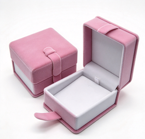 Boîte à bijoux en velours rose haut de gamme faite à la main avec sangle assortie à l'extérieur et tissu intérieur doux et délicat - Product Image 4