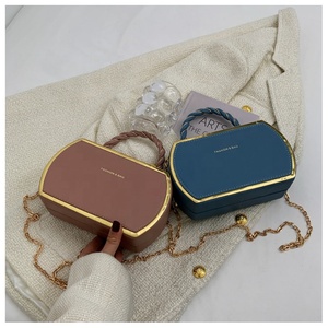 กระเป๋าถือแฟชั่นใหม่ 2026 กระเป๋าสะพายไหล่ทรงกล่อง ดีไซน์สวยเก๋ น้ำหนักเบา พร้อมสายโซ่ สำหรับผู้หญิง - Product Image 2