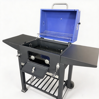 Barbecue portable au charbon de bois avec couvercle bleu, roues et tables latérales pour les fêtes de jardin