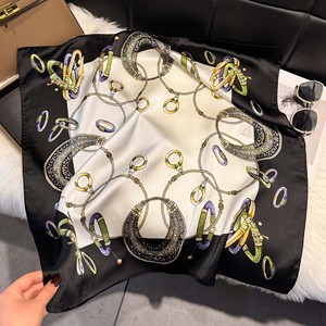 <span class=keywords><strong>Sciarpa</strong></span> in Raso Primavera Estate per Donne 70x70 Motivo Geometrico a Pois Bianco e Nero con Accento a Catena per Borsa e Testa Pronta Consegna - Product Image 1