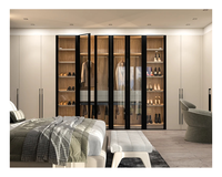 Armoire de chambre intégrée haut de gamme avec cadre noir personnalisé, éclairage LED, portes coulissantes et coiffeuse intégrée