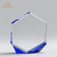 Trofeo de Cristal Óptico en Blanco, Diseño Noble y Moderno, Personalizado, para Regalo Empresarial o Decoración de Escritorio
