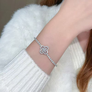 Bracelet de luxe pour femme en or blanc 18 carats avec <span class=keywords><strong>fermoir</strong></span> trèfle à quatre feuilles serti de diamants de laboratoire, collection Fashion Channel, vente en gros de bijoux fins - Product Image 4