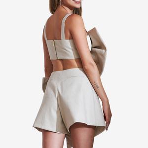 Nouvel ensemble deux pièces OEM blanc sans manches avec découpes à la poitrine, nœud amincissant surdimensionné et short de soirée - Product Image 2