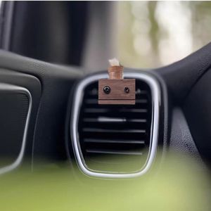 Diffuseur de parfum créatif en bois en forme de robot, rechargeable, pour la décoration intérieure des véhicules - Product Image 6