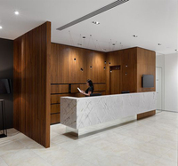 Comptoir de réception d'hôtel de luxe en marbre au design moderne à prix abordable, taille standard, comptoir de caisse exécutif en surface solide, garantie 10 ans