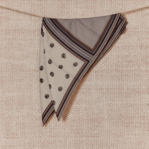 Écharpe ODM avec des <span class=keywords><strong>éléments</strong></span> géométriques naturels et une palette <span class=keywords><strong>de</strong></span> couleurs Morandi à faible saturation, écharpes imprimées à <span class=keywords><strong>la</strong></span> main sur un écran - Product Image 1