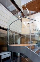 Rampe en verre commercial avec main courante en acier inoxydable et verre trempé fixé par serre-câbles pour les espaces publics intérieurs