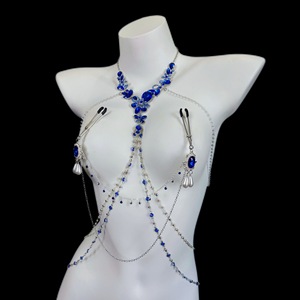 BANSEY Collier ras du cou et chaîne de corps multicouche drapée, avec pinces à tétons en cristal bleu saphir, harnais de poitrine non-percante - Product Image 1