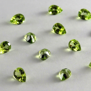 Péridot naturel, pierre précieuse en vrac, taille poire facettée 7x5 mm, 2 carats, excellente qualité pour la fabrication de bijoux, certifié par un tiers, semi-précieux bleu R - Product Image 1