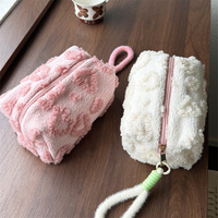 Nouvelle Arrivée Sac de Voyage en Polyester pour Filles, Trousse de Maquillage et Soins en Peluche Tendance avec Fermeture Éclair et Mignonne Sangle de Poignet