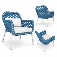 Ensemble de salle à manger d'extérieur de luxe côtier en corde tressée bleue avec table en bois naturel pour villa, complexe hôtelier, bord de piscine, patio
