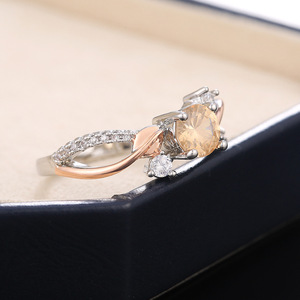 Anello con zirconi a forma di foglia bicolore color oro rosa per donna, elegante gioiello da dito alla moda - Product Image 4