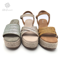 Sandales compensées élégantes et populaires pour femme, en argent, à lanières tressées scintillantes, style espadrille, à enfiler, pour l'été