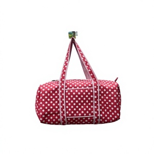 Sac de voyage matelassé en coton à pois rouges avec fermeture éclair, imprimé à la main, sac de week-end tendance pour femme - Product Image 1