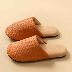 Pantuflas de lana cómodas y versátiles para mujer, para todas las estaciones, con un estilo similar a la piel sintética, ideales para el hogar. - Product Image 5