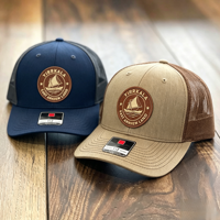 Casquette Trucker Unisexe Ajustable à 5 Panneaux Personnalisée avec Logo Bateau Brodé en Tissu Intégré, 100% Coton, Fermeture Snapback
