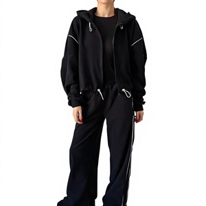 Ensemble de survêtement décontracté deux pièces pour femme, noir, avec accent de passepoil, veste à capuche zippée intégrale épaisse et pantalon de survêtement large assorti - Product Image 1