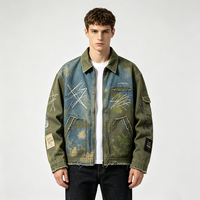 Blouson de travail cargo vintage délavé, avec patch graffiti peint à la main, badge, ourlet brut effiloché, empiècements, coupe oversize, streetwear, vêtement d'extérieur