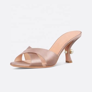 Mules d'été pour femmes à talons fins, ornées de perles, à bout ouvert, à brides croisées en satin, coupe large - Product Image 6