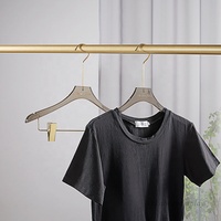 Perchas acrílicas con logotipo para ropa más gruesa, perchas de exhibición de ropa de plástico duradero, técnicas de inyección flexibles, tienda de ropa