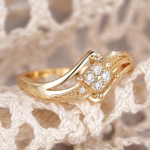 Anello di fidanzamento da donna in oro massiccio 18 carati con diamante taglio brillante rotondo e montatura geometrica a griffe - Gioielleria raffinata - Product Image 5