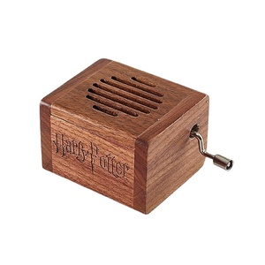 Caja <span class=keywords><strong>de</strong></span> <span class=keywords><strong>Música</strong></span> <span class=keywords><strong>de</strong></span> Madera <span class=keywords><strong>de</strong></span> Haya con Logotipo Personalizado, Pintada a Mano y Grabada, con Manivela, con <span class=keywords><strong>Música</strong></span> Personalizada TY-702019 - Product Image 3