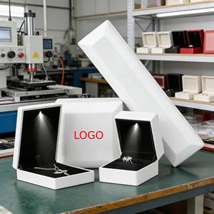 Scatola per Gioielli Personalizzata con Logo e Luce LED, Basso MOQ per Piccole Imprese, per Anelli, Collane e Ciondoli - Product Image 1