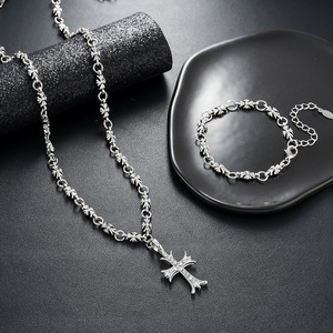 <span class=keywords><strong>Set</strong></span> di <span class=keywords><strong>Bracciale</strong></span> <span class=keywords><strong>e</strong></span> <span class=keywords><strong>Collana</strong></span> in Stile Retrò Europeo per <span class=keywords><strong>Uomo</strong></span> <span class=keywords><strong>e</strong></span> Donna, in Lega con Diamanti <span class=keywords><strong>e</strong></span> Croce, Design Chic Retrò Cromato - Product Image 1