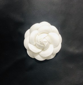 Spilla di fascia alta 6.6cm di flanella spessa doppia faccia con fondo classica camelia sciarpa di fiori bianchi per adulti in poliestere - Product Image 1