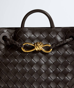 Bolso de mano Bottega BV con silueta alargada en piel Intrecciato flexible, con detalle de nudo distintivo y cierre deslizante Veneta - Product Image 6