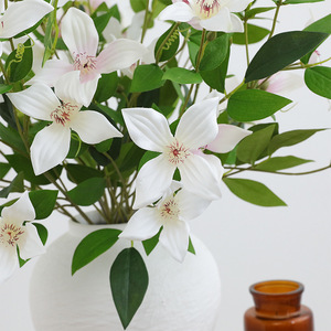 <span class=keywords><strong>Fleurs</strong></span> artificielles en gros, <span class=keywords><strong>fleurs</strong></span> de <span class=keywords><strong>clematis</strong></span> en soie, arrangements floraux de haute qualité, décoration de mariage, centres de table floraux - Product Image 5